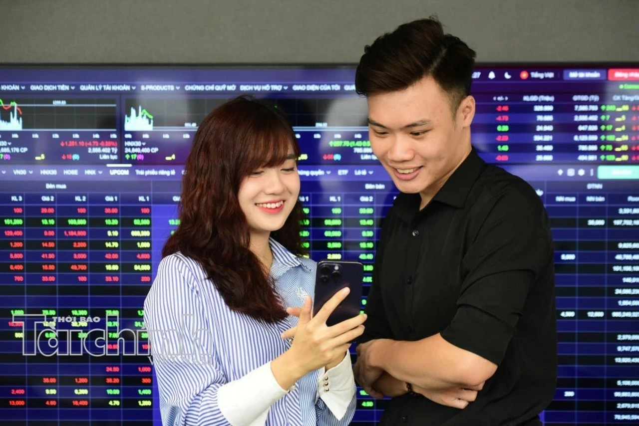 Chứng khoán ngày 15/10: VN-Index mất mốc 1.700 điểm, dòng tiền phân hóa