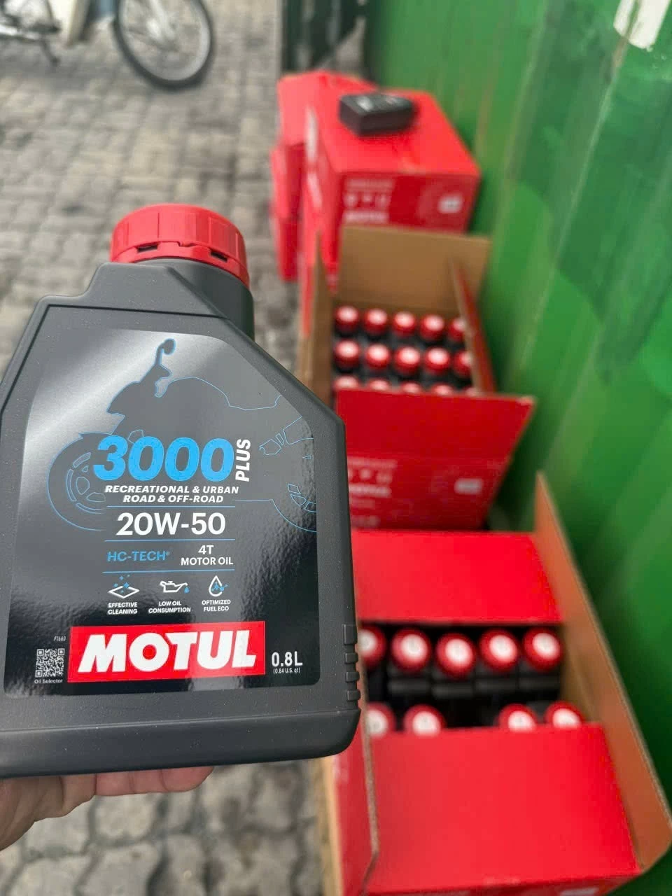 Hải quan bắt giữ 16.000 hộp dầu nhớt giả nhãn hiệu MOTUL tại cảng biển TP. Hồ Chí Minh