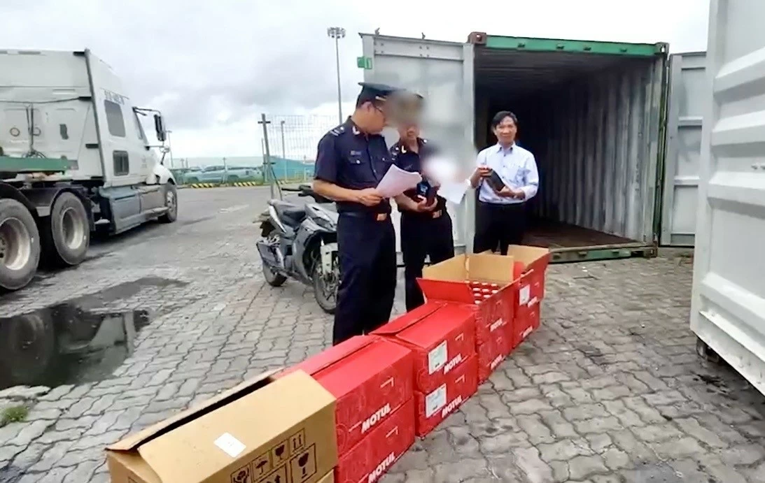 Hải quan bắt giữ 16.000 hộp dầu nhớt giả nhãn hiệu MOTUL tại cảng biển TP. Hồ Chí Minh