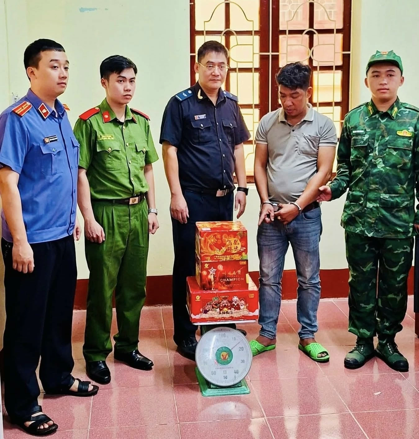 Lạng Sơn: Hải quan tham gia phát hiện, bắt giữ 15 kg pháo hoa nổ cất giấu dưới gầm rơ moóc