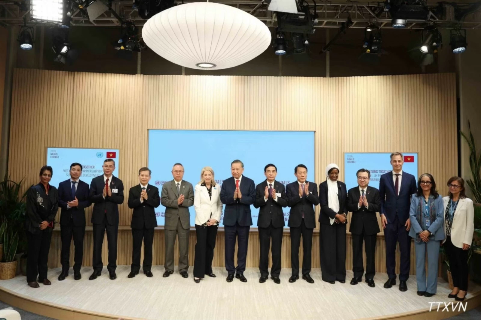 Bộ trưởng Bộ Tài chính tiếp nhận 3 Chương trình hợp tác quốc gia Việt Nam với UNDP, UNICEF và UNFPA giai đoạn 2027-2031