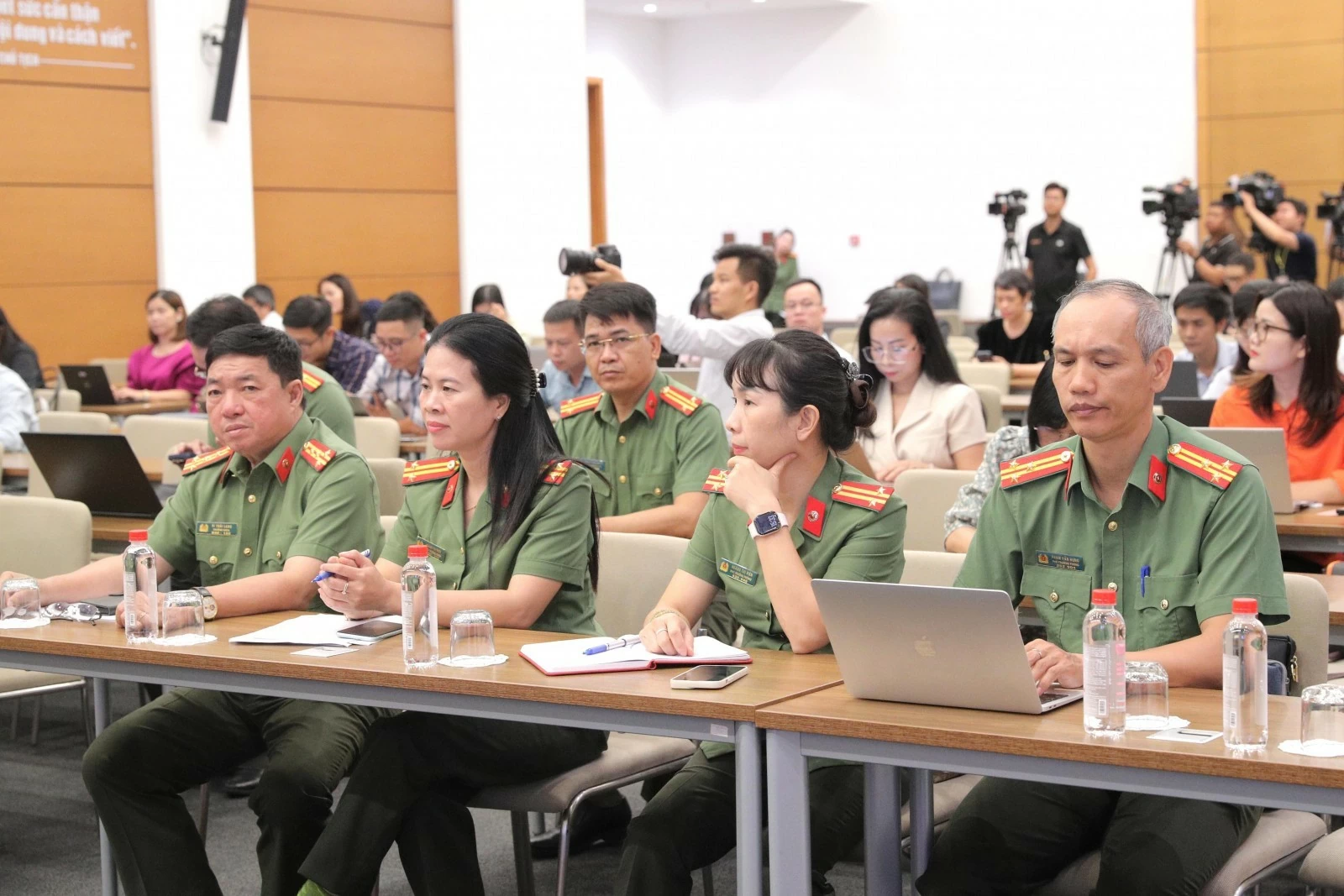 Phát triển văn hóa gắn với thượng tôn pháp luật và an ninh quốc gia