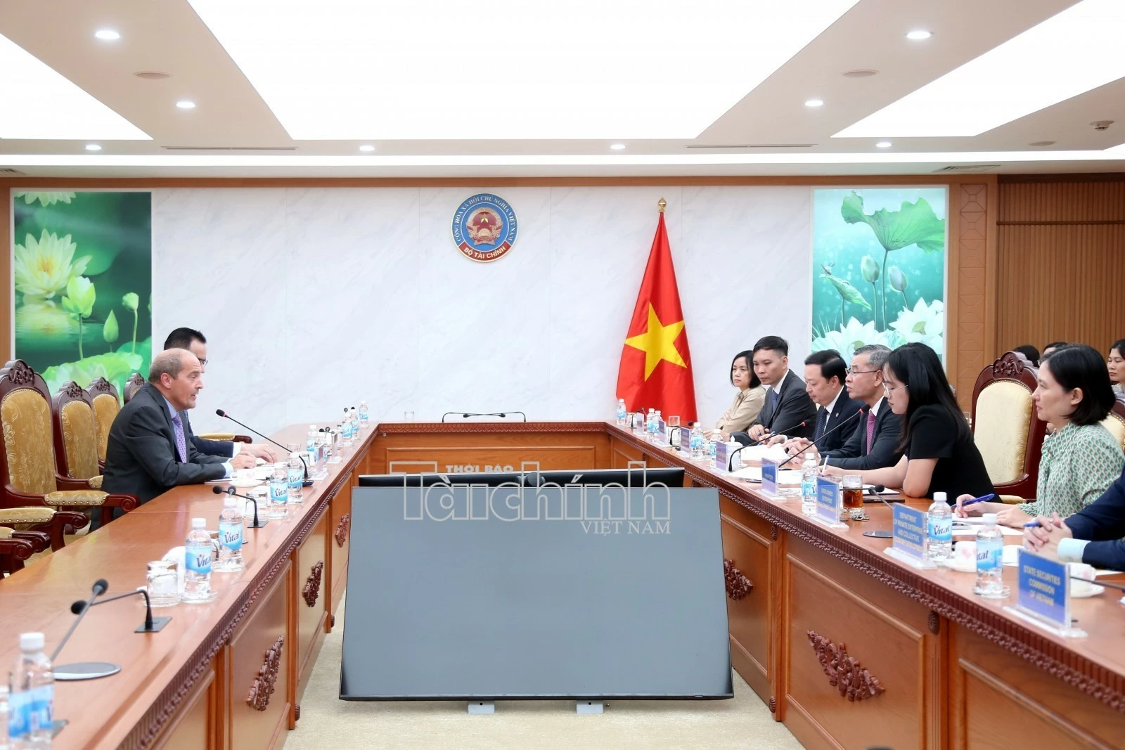 Bộ trưởng Ngô Văn Tuấn tiếp Chủ tịch Fitch Ratings Ian Linnell