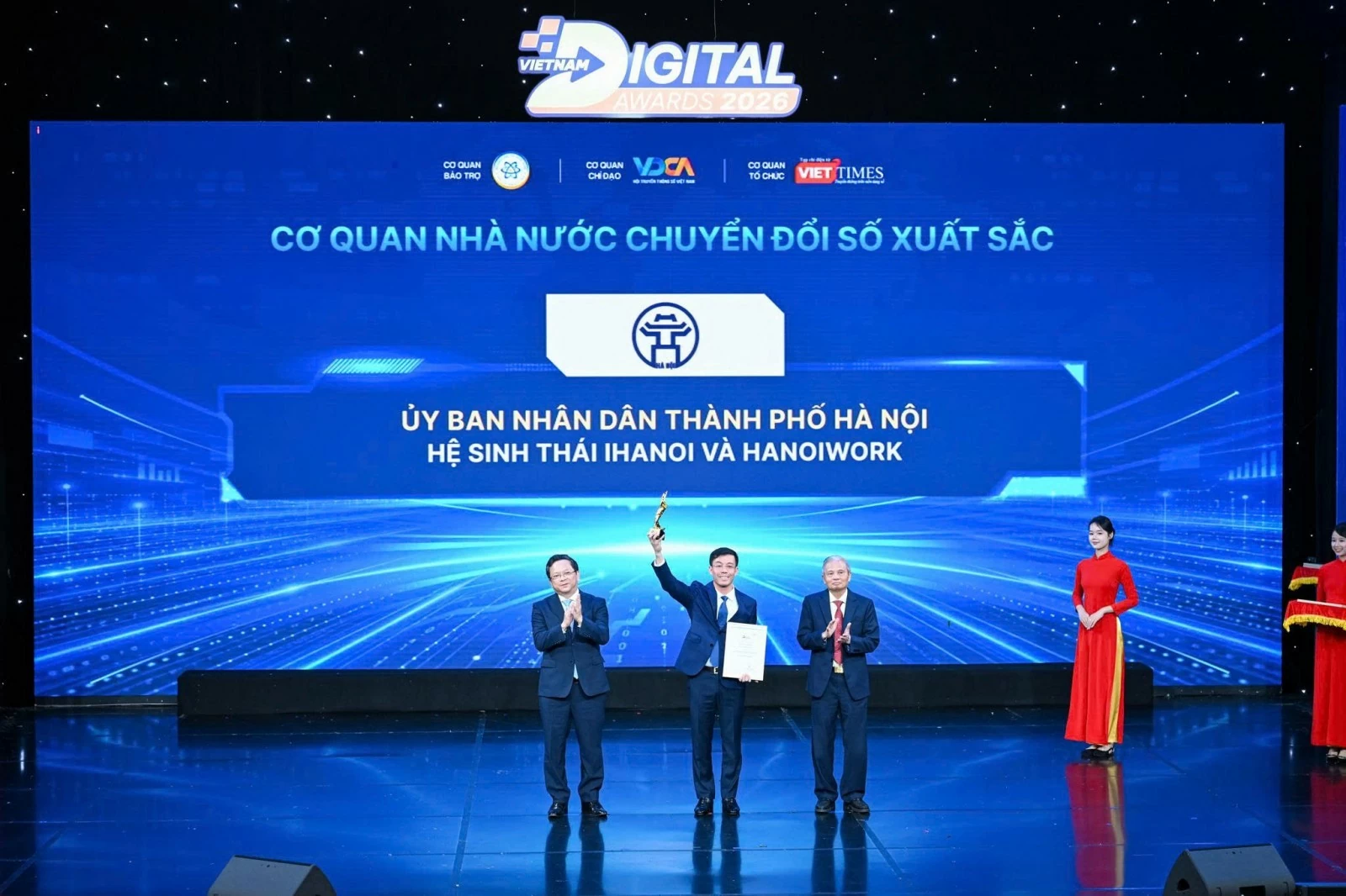 Hà Nội nhận giải thưởng chuyển đổi số xuất sắc với iHanoi và HanoiWork Hà Nội nhận giải thưởng chuyển đổi số xuất sắc với iHanoi và HanoiWork