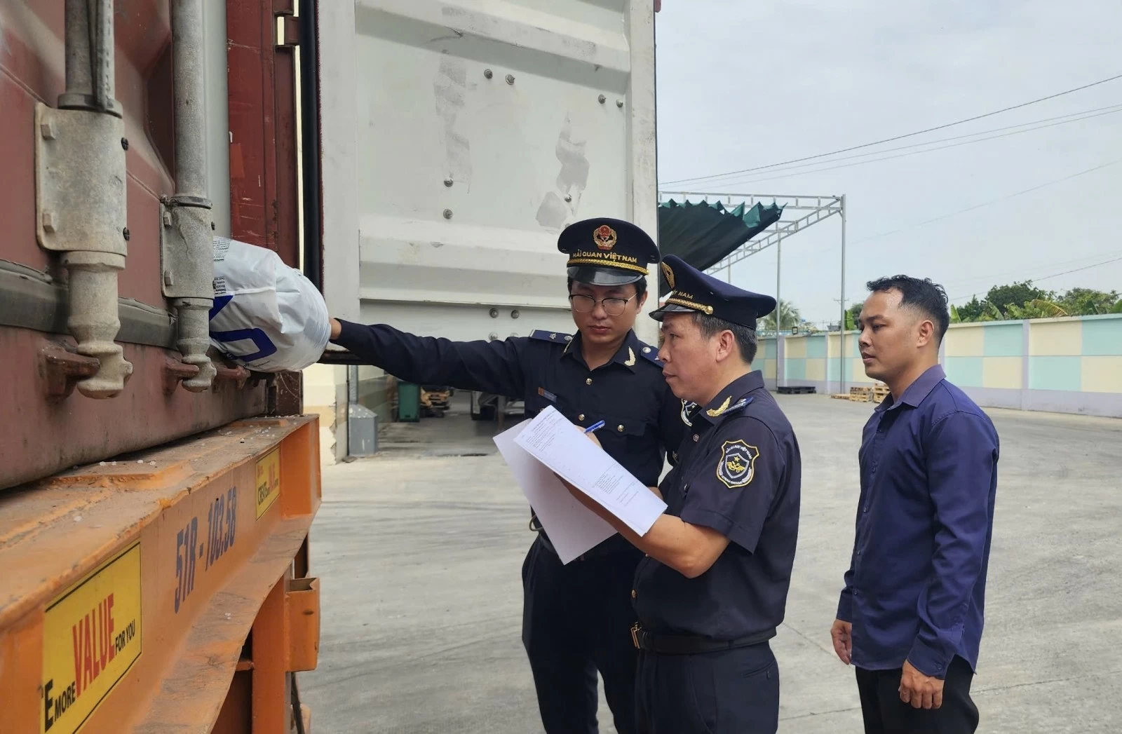 Hải quan hoả tốc hướng dẫn quy định mới về thủ tục phương tiện qua cửa khẩu Từ 15/10, Hải quan áp dụng quy định mới về thủ tục phương tiện qua cửa khẩu