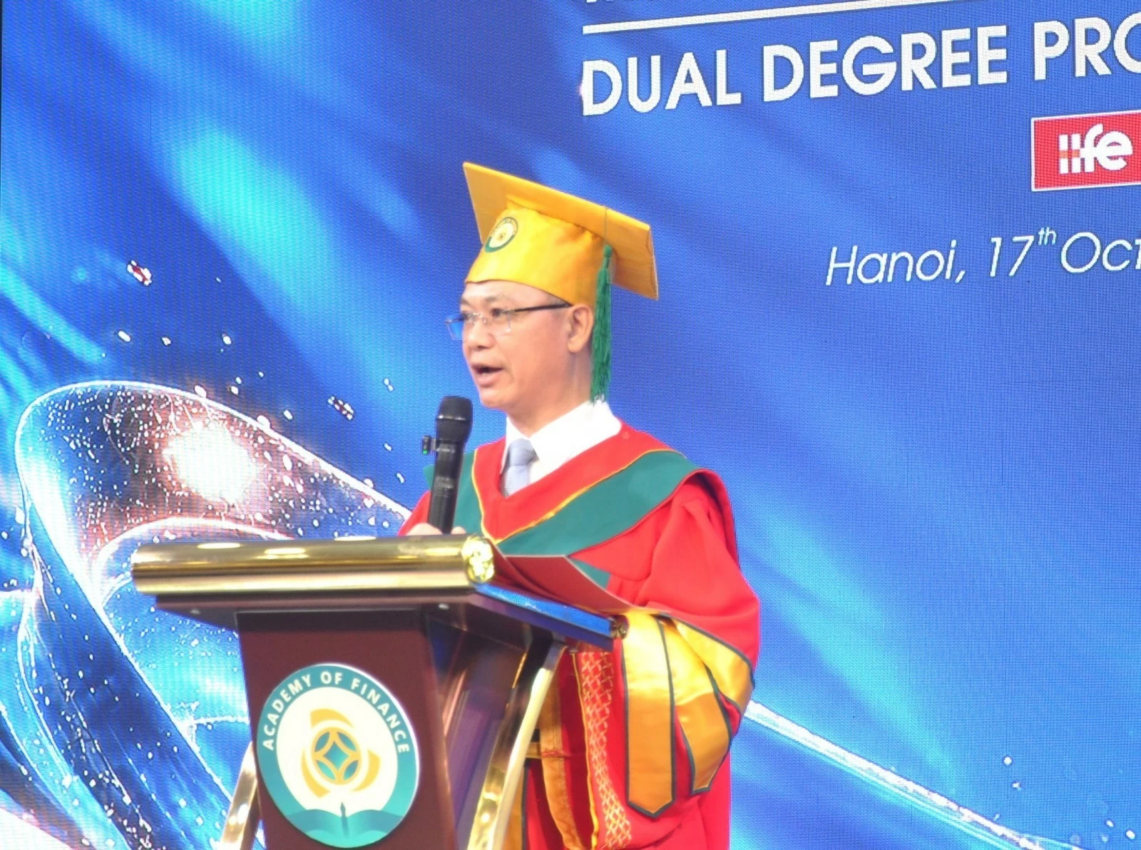Học viện Tài chính: Viện Đào tạo quốc tế trao bằng thạc sĩ và cử nhân cho các học viên