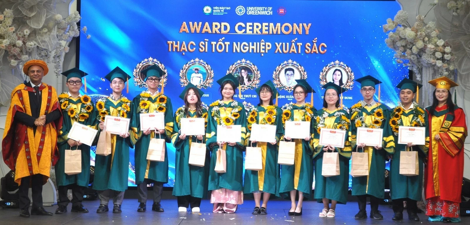 Học viện Tài chính: Viện Đào tạo quốc tế trao bằng thạc sĩ và cử nhân cho các học viên