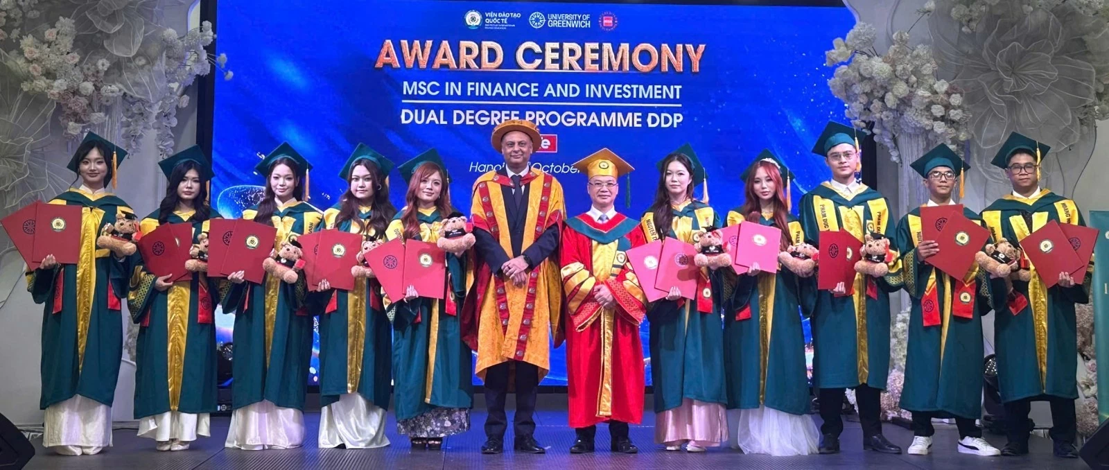 Học viện Tài chính: Viện Đào tạo quốc tế trao bằng thạc sĩ và cử nhân cho các học viên