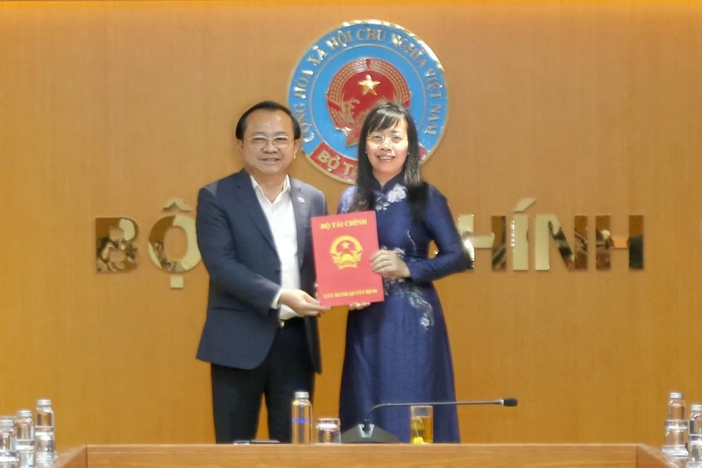 Bộ Tài chính trao quyết định bổ nhiệm Phó Cục trưởng Cục Quản lý, giám sát bảo hiểm